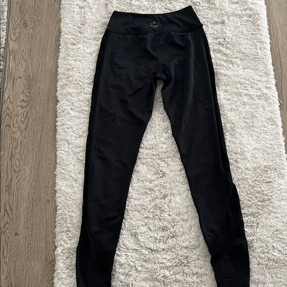 Beyond Yoga women Black Leggings with sexy open leg design.  Size XS. - Picture 7 of 9